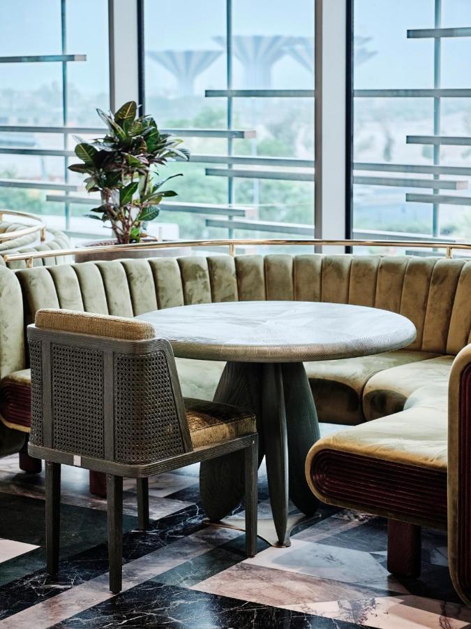 科威特君悦酒店 外观 照片 A table and chair