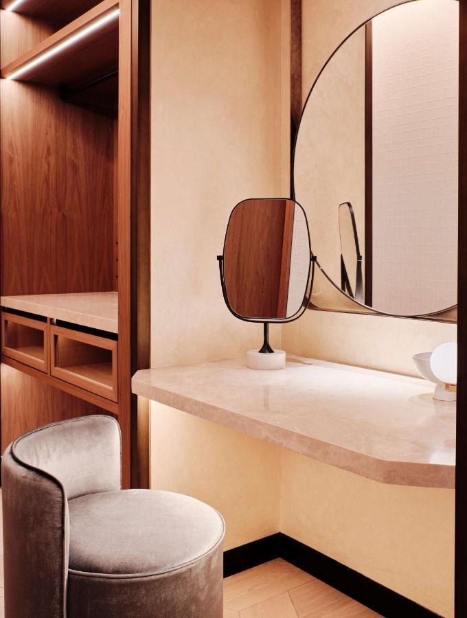 科威特君悦酒店 外观 照片 A double-sided mirror