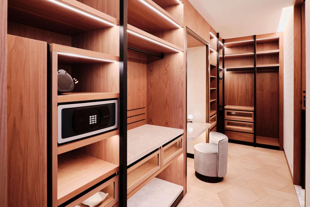 科威特君悦酒店 外观 照片 A walk-in closet