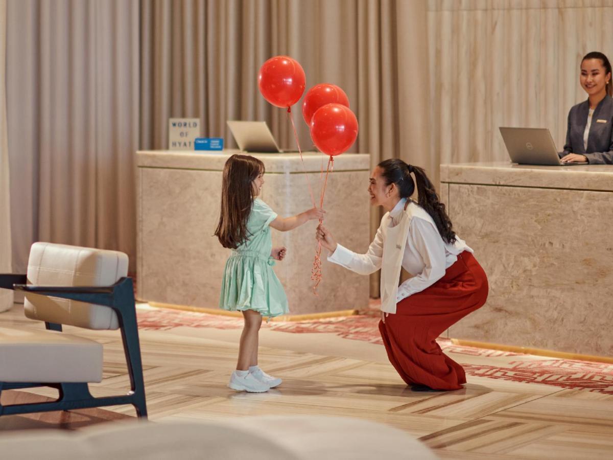 科威特君悦酒店 外观 照片 A guest service agent at the front desk of a hotel