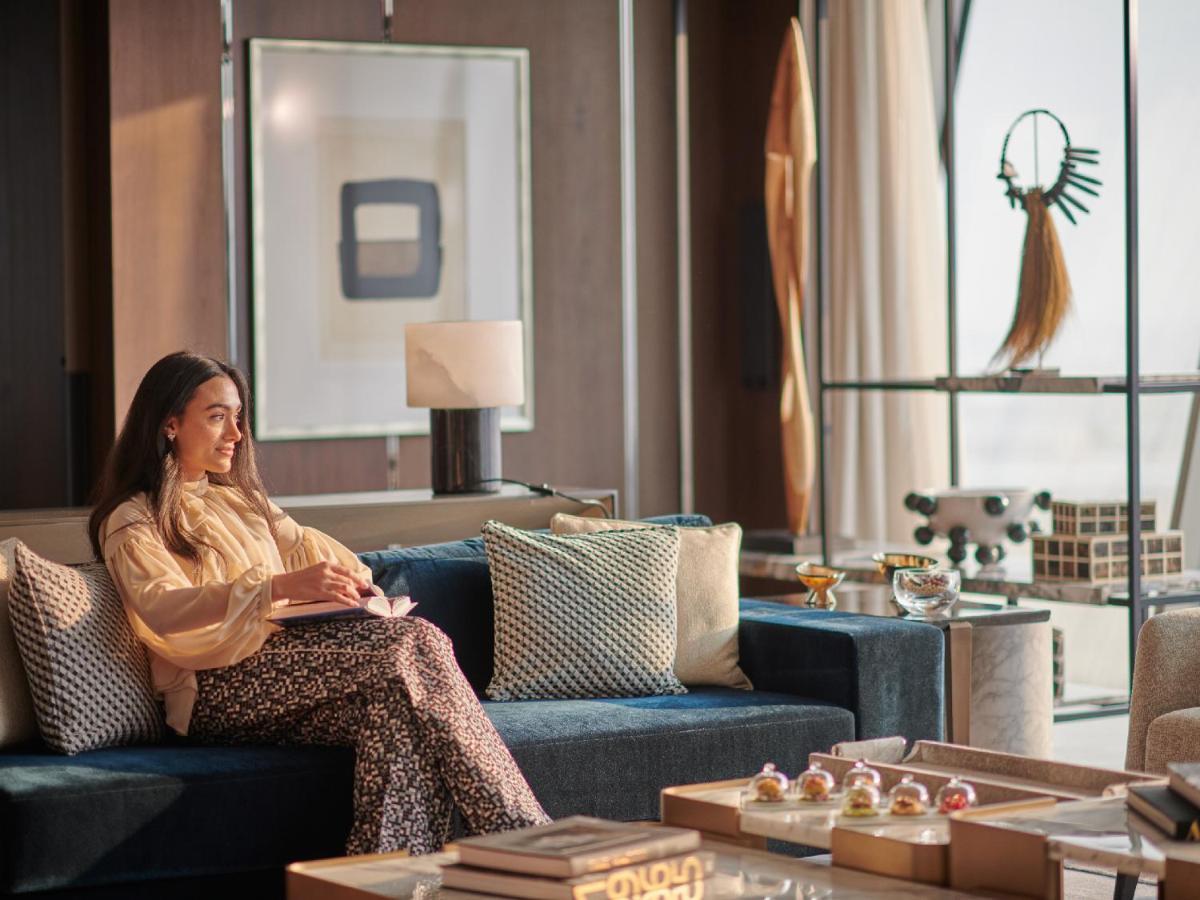 科威特君悦酒店 外观 照片 A woman sitting on a sofa