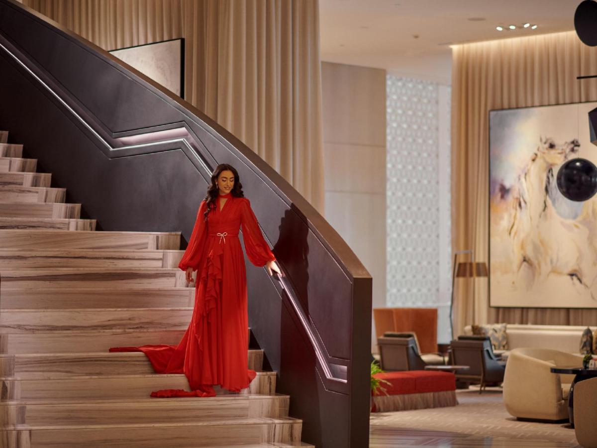 科威特君悦酒店 外观 照片 A model in a red dress