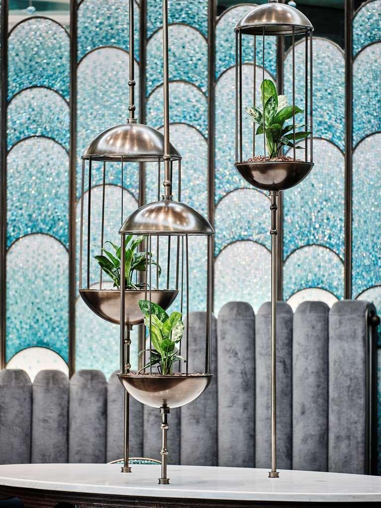 科威特君悦酒店 餐厅 照片 A vertical garden in a restaurant